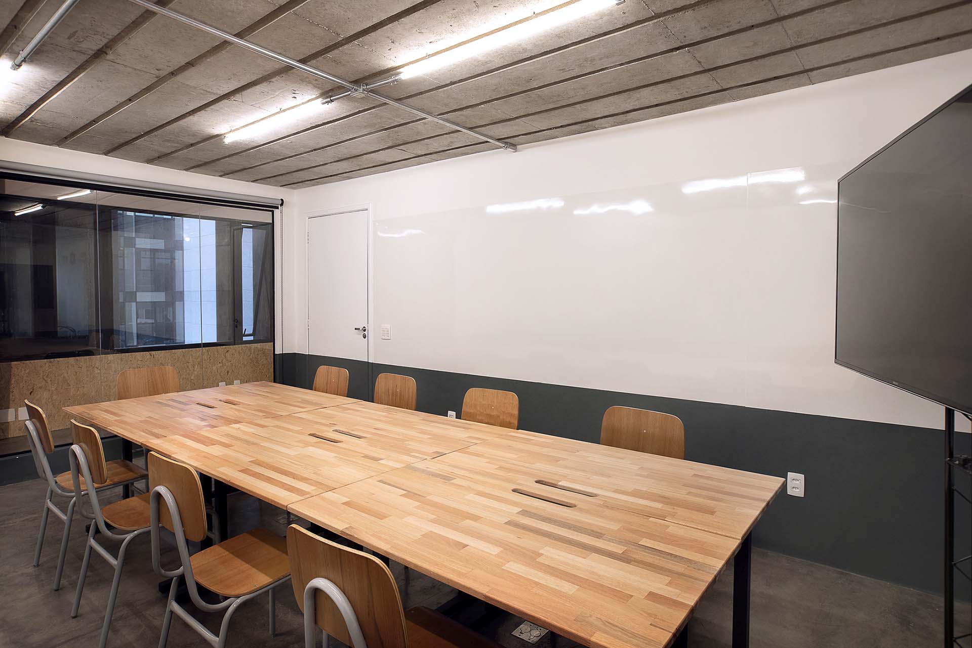 Sala de reuniões para até 14 pessoas na Berrini com mesas flexíveis e iluminação natural